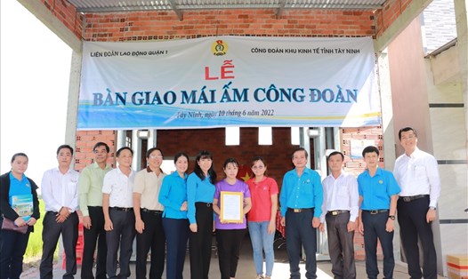 Lãnh đạo và các đơn vị đồng hành trao tặng nhà cho đoàn viên Phạm Thị Kim Ngọc - CĐCS Công ty TNHH Gain Lucky Việt Nam