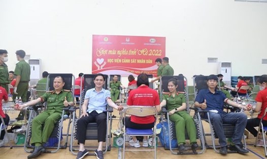 Cán bộ, đoàn viên Công đoàn tham gia chương trình hiến máu tình nguyện “Giọt máu nghĩa tình” Hè năm 2022. Ảnh: CĐ Học viện Cảnh sát nhân dân.