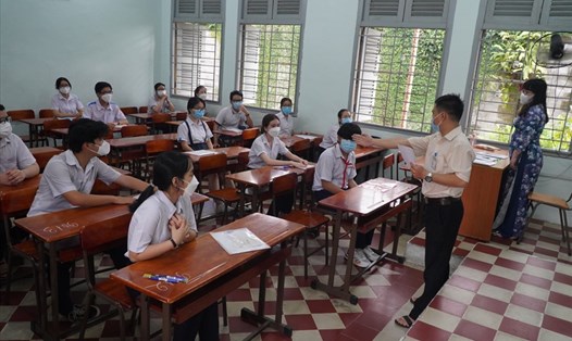 Thí sinh dự thi tuyển sinh lớp 10 tại điểm thi Trường THPT chuyên Lê Hồng Phong. Ảnh: Chân Phúc