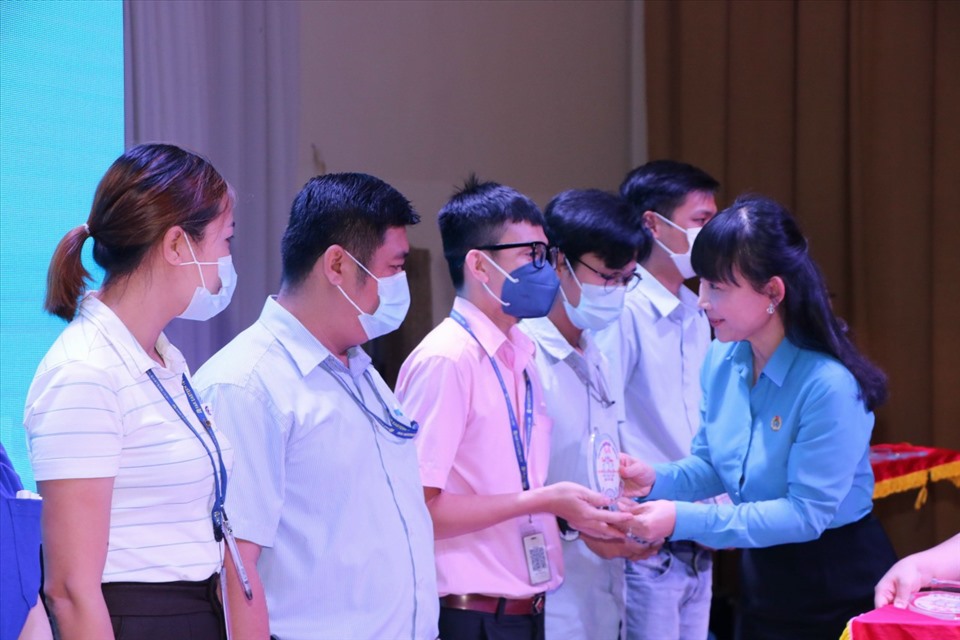 Bà Đặng Thị Kim Chi, Chủ tịch Công đoàn KCN VSIP trao biểu trưng cho các cá nhân tiêu biểu trong phong trào thi đua "Lao động giỏi - Lao động sáng tạo" năm 2022.