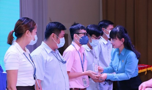 Bà Đặng Thị Kim Chi, Chủ tịch Công đoàn KCN VSIP trao biểu trưng cho các cá nhân tiêu biểu trong phong trào thi đua "Lao động giỏi - Lao động sáng tạo" năm 2022.