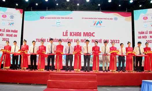 Các đại biểu cắt băng khai mạc Tuần lễ sản phẩm Hà Nội - Nghệ An 2022. Ảnh: MK