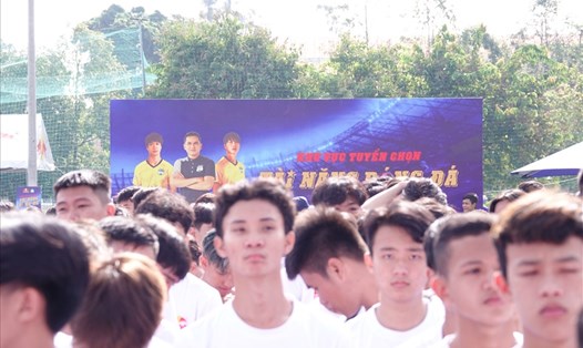Hơn 3.500 thí sinh tại Cần Thơ hào hứng tham gia chương trình tuyển sinh tài năng bóng đá do câu lạc bộ Hoàng Anh Gia Lai tổ chức. Ảnh: Nguyễn Đăng
