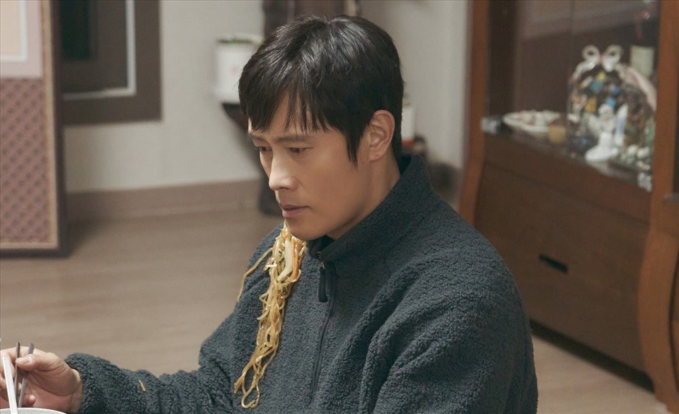 Lee Byung Hun trong một cảnh quay của Our Blues. Ảnh: CMH. Lee Byung Hun trong một cảnh quay của Our Blues. Ảnh: CMH.