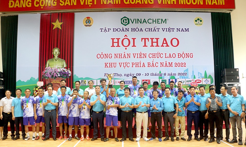 Ban tổ chức hội thao trao huy chương cho các vận động viên là CNVCLĐ ngành Hoá chất. Ảnh: CĐHC
