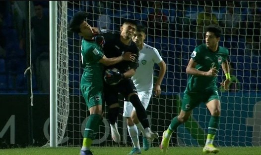 Tình huống phạm lỗi của thủ thành Abduvohid Nematov bên phía U23 Uzbekistan. Ảnh: CMH