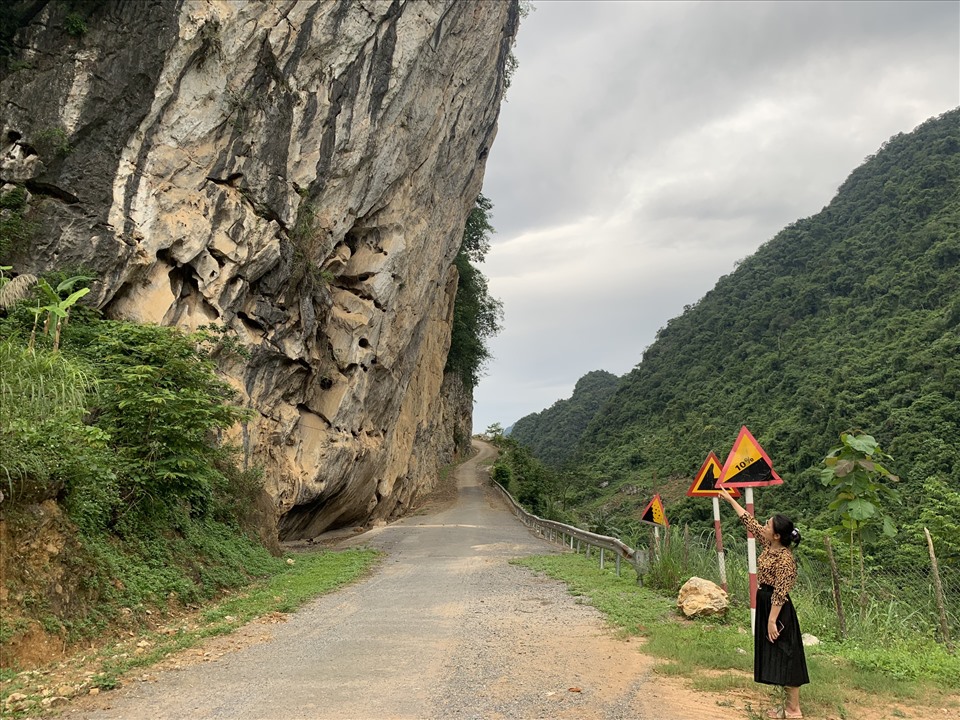 Nguy hiểm rình rập từ tình trạng đá lăn, đá lở ở vùng cao Hòa Bình. Ảnh: Minh Nguyễn.