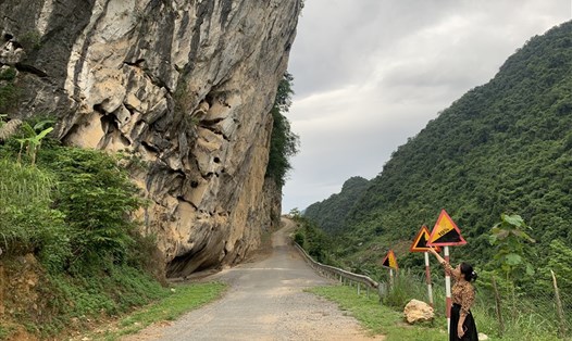 Nguy hiểm rình rập từ tình trạng đá lăn, đá lở ở vùng cao Hòa Bình. Ảnh: Minh Nguyễn.
