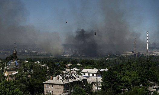 Khói đen bốc lên từ Sievierodonetsk trong trận chiến giữa quân đội Nga và Ukraina ở vùng Donbass, miền đông Ukraina, ngày 9.6.2022. Ảnh: AFP