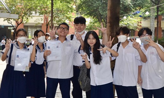 Thí sinh dự thi tuyển sinh lớp 10 tại điểm thi Trường THCS Lê Văn Tám, TPHCM. Ảnh:  Huyên Nguyễn