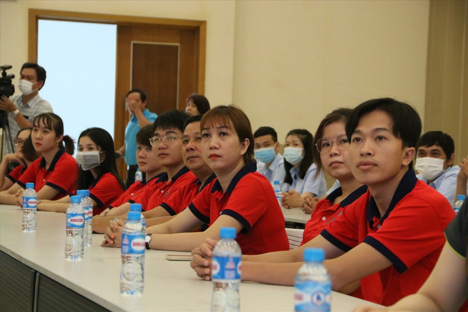 Công nhân lao động Bình Dương trong chương trình trực tuyến buổi gặp gỡ, đối thoại với Thủ tướng. Ảnh: Đình Trọng