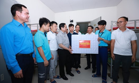 Thủ tướng Phạm Minh Chính trao quà tới công nhân lao động đang thuê trọ tại khu nhà ở xã hội Công ty Fuji. Ảnh: Hải Nguyễn