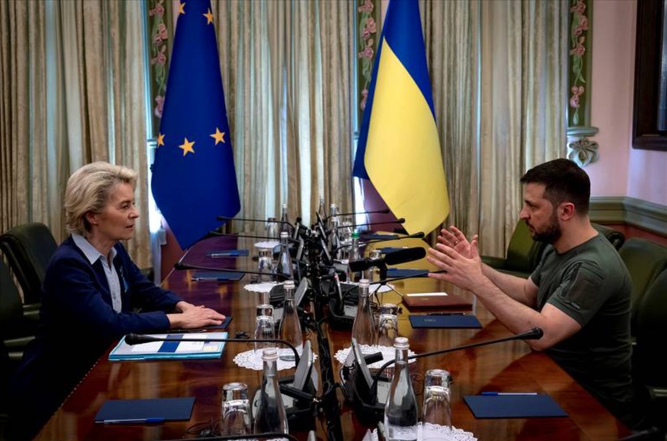 Chủ tịch Ủy ban Châu Âu Ursula von der Leyen trao đổi với Tổng thống Ukraina Volodymyr Zelensky hôm 11.6.2022 tại Kiev. Ảnh: AFP