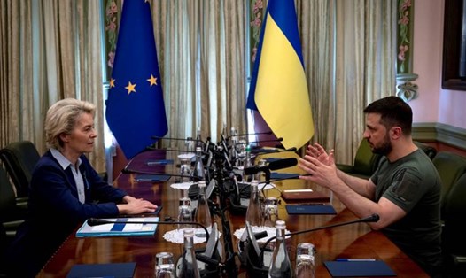 Chủ tịch Ủy ban Châu Âu Ursula von der Leyen trao đổi với Tổng thống Ukraina Volodymyr Zelensky hôm 11.6.2022 tại Kiev. Ảnh: AFP