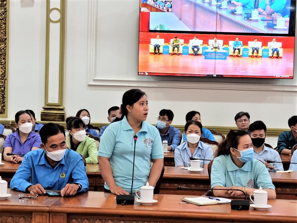 Chị Nguyễn Thị Thúy Hà đặt câu hỏi với Thủ tướng. Ảnh: Nam Dương