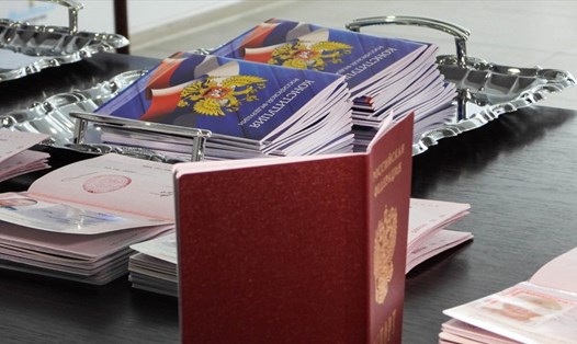 Nga cấp hộ chiếu cho người dân Ukraina ở Kherson và Melitopol do Mátxcơva kiểm soát. Ảnh: TASS