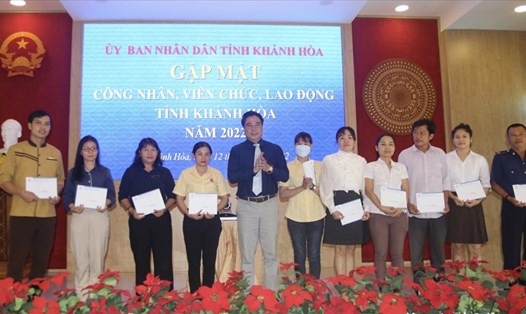 Lãnh đạo Tỉnh ủy Khánh Hoà trao những phần quà động viên CNLĐ tại chương trình gặp gỡ. Ảnh: P. Linh