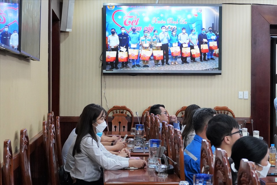 Người lao động chăm chú theo dõi hình ảnh trực tuyến từ điểm cầu chính tại Bắc Giang. Ảnh: T.A