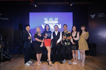 Các nghệ sĩ đến chúc mừng vợ chồng Tăng Ngân Hà - Lưu Quang Minh. Ảnh: BTC