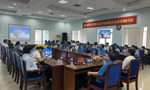 Lãnh đạo UBND tỉnh, LĐLĐ tỉnh và CNLĐ tỉnh Phú Yên tham gia chương trình đối thoại cùng Thủ tướng Chính phủ.