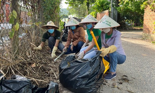 Nhóm tình nguyện làm vệ sinh môi trường ở TP. Phú Quốc thu dọn rác ở các tuyến đường trên đảo. Ảnh: PV