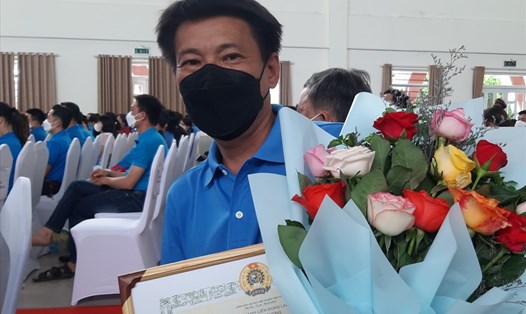 Anh Trịnh Như Khoa hạnh phúc khi được Liên đoàn Lao động tỉnh Bình Dương tuyên dương. Ảnh: Phạm Đông