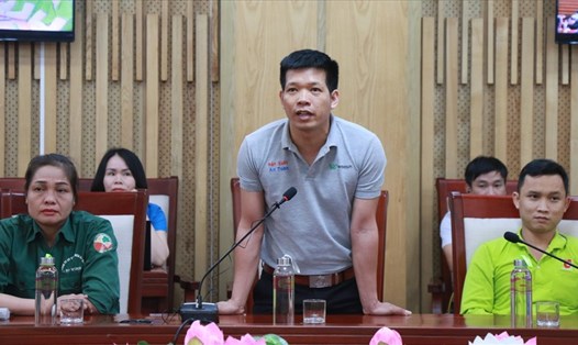 Anh Nguyễn Đình Biên, công nhân Công ty TNHH Woosin Vina (KCN VSIP Nghệ An) trình bày nguyện vọng với Thủ tướng. Ảnh: QĐ
