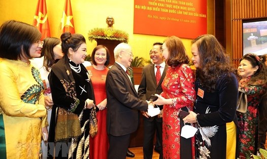 Tổng Bí thư Nguyễn Phú Trọng trò chuyện với các đại biểu tham dự Hội nghị văn hóa toàn quốc 2021. Ảnh: TTXVN