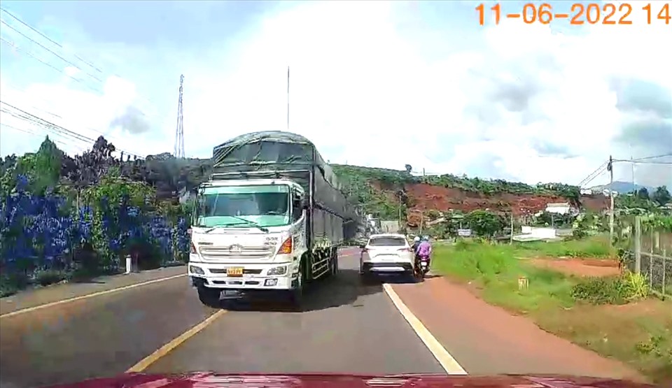 Lâm Đồng: CSGT xử lý xe tải lấn làn, vượt ẩu trong clip trên mạng xã hội
