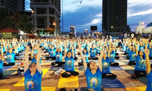 Hơn 1.500 người đồng diễn yoga tại Đà Nẵng. Ảnh: TT