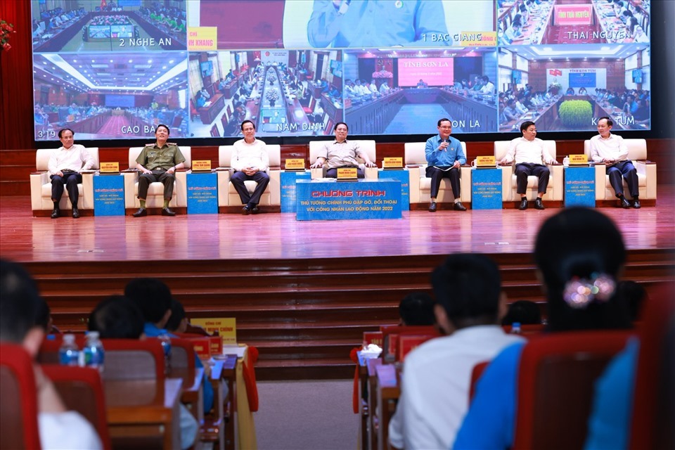 Thủ tướng Chính phủ Phạm Minh Chính cùng đại diện các bộ, ngành đã trả lời nhiều câu hỏi, kiến nghị của cán bộ công đoàn, người lao động tại chương trình đối thoại diễn ra vào sáng 12.6. Ảnh: Hải Nguyễn