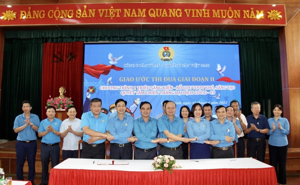 Đại diện các Khối thi đua của Công đoàn TKV ký giao ước thi đua đạt kết quả cao của giai đoạn 2.