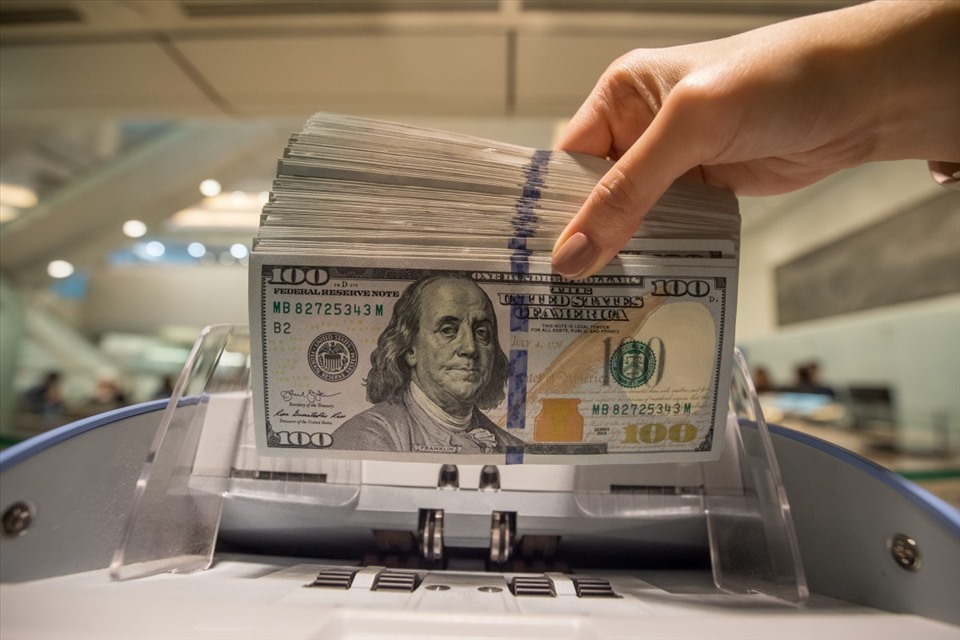 Giá USD vọt đỉnh 20 năm, giá vàng lao dốc không phanh