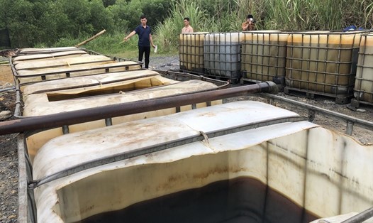 Cơ sở tái chế dầu nhớt thải trái phép với quy mô lớn trên địa bàn huyện Nghĩa Đàn (Nghệ An). Ảnh: MK
