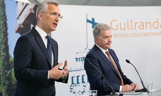 Tổng thư ký NATO Jens Stoltenberg (trái) họp báo chung với Tổng thống Phần Lan Sauli Niinisto ngày 12.6.2022. Ảnh: NATO