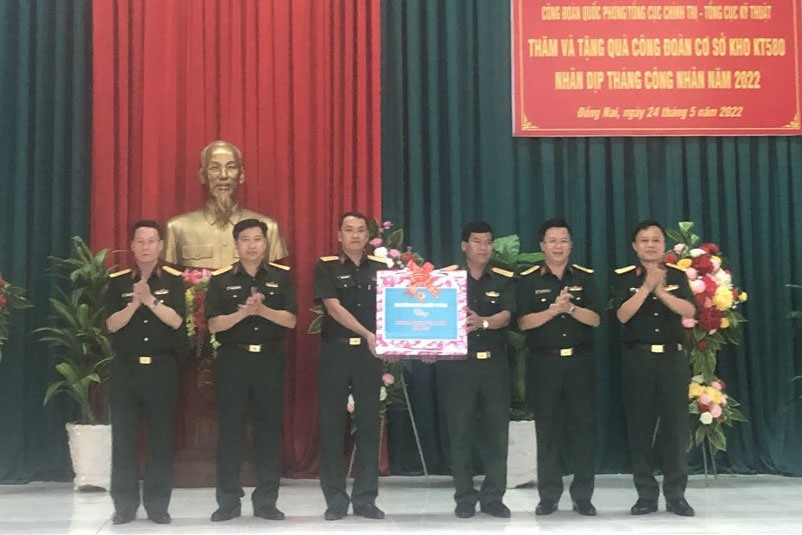 Thăm và tặng quà Công đoàn cơ sở Kho KT 580 nhân Tháng Công nhân năm 2022. Ảnh: CĐQP