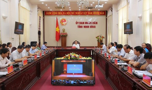 Ông Phạm Quang Ngọc - Chủ tịch UBND tỉnh Ninh Bình chủ trì đối thoại trực tuyến tại điểm cầu Ninh Bình. Ảnh: Hữu Trường