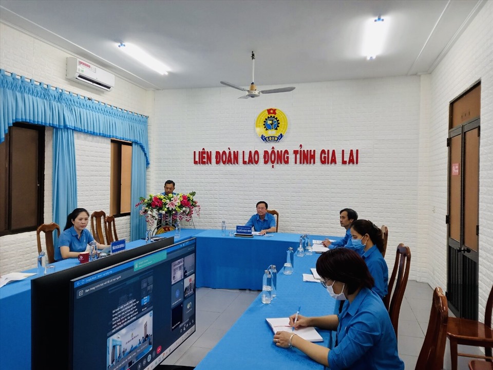 LĐLĐ tỉnh Gia Lai tổ chức sơ kết bằng hình thức trực tuyến. Ảnh T.T