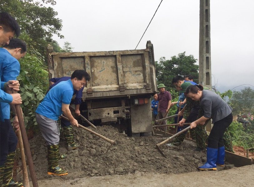 Lãnh đạo LĐLĐ tỉnh, UBND huyện Bát Xát tham gia làm đường giao thông nông thôn. Ảnh: Đồng Hồng.
