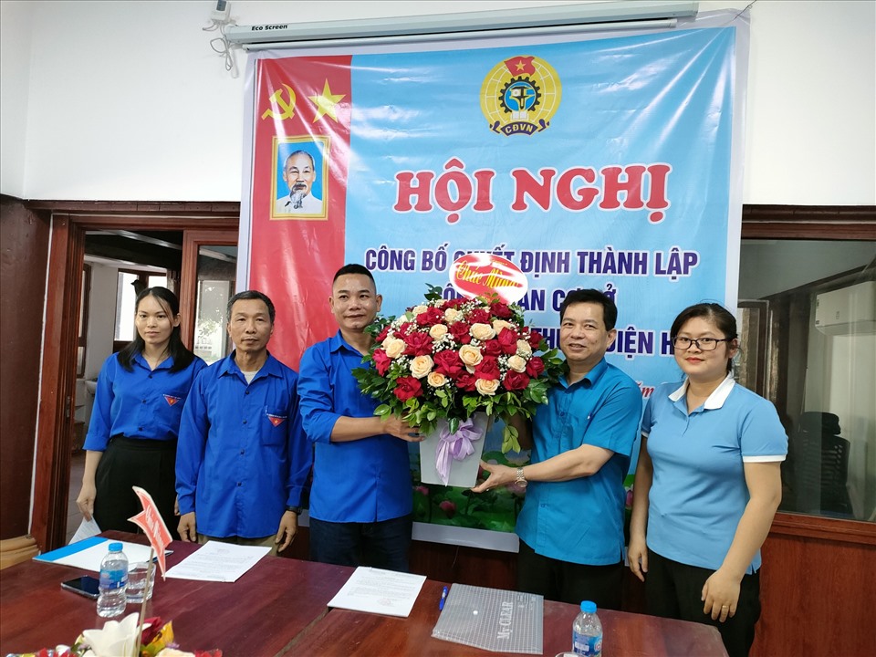 Lãnh đạo Liên đoàn Lao động thành phố Bắc Giang tặng hoa chúc mừng Ban chấp hành Công đoàn Công ty.