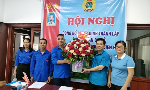 Lãnh đạo Liên đoàn Lao động thành phố Bắc Giang tặng hoa chúc mừng Ban chấp hành Công đoàn Công ty.