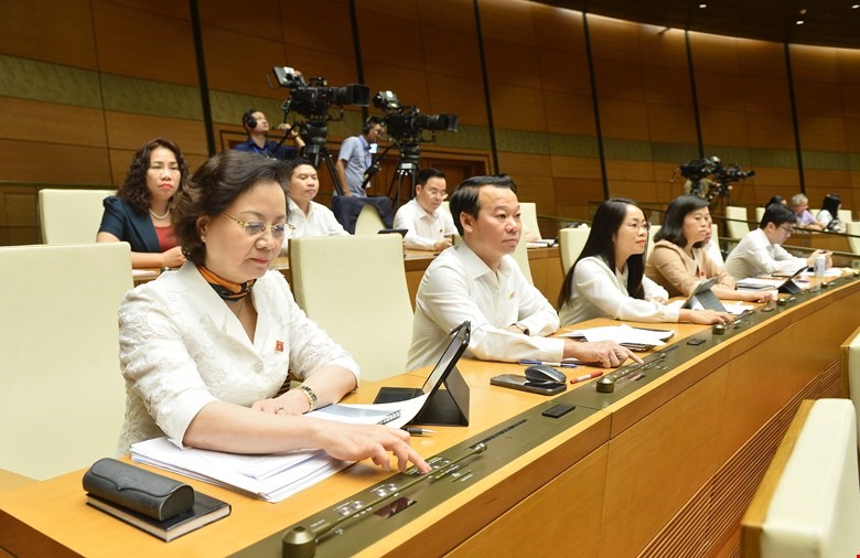 Đại biểu Quốc hội biểu quyết thông qua Nghị quyết về Chương trình xây dựng luật, pháp lệnh năm 2023, điều chỉnh Chương trình xây dựng luật, pháp lệnh năm 2022.