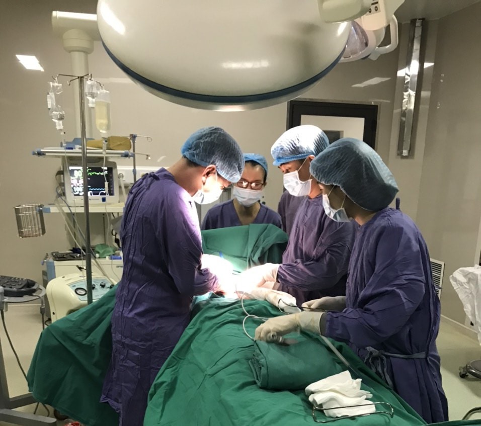 Các bác sĩ cấp cứu cho người bệnh. Ảnh: BVCC