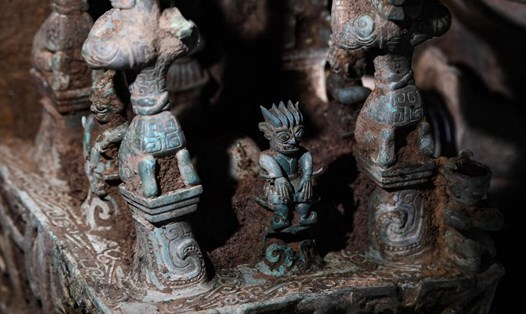 Bàn thờ bằng đồng được khai quật từ hố hiến tế số 8 tại di chỉ Tam Tinh Đôi ở tỉnh Tứ Xuyên, tây nam Trung Quốc. Ảnh: Tân Hoa Xã