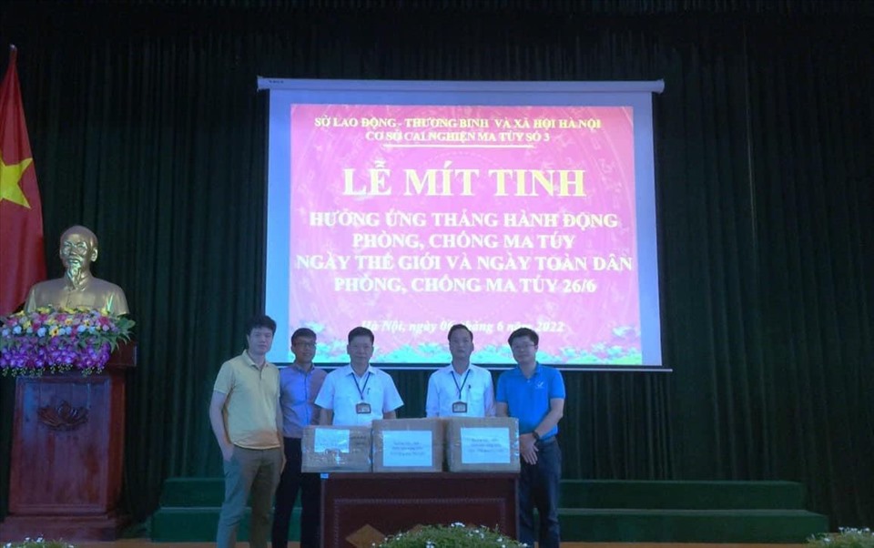 Công đoàn Cơ sở cai nghiện ma túy số 3 Hà Nội tổ chức mít tinh hưởng ứng Tháng hành động phòng, chống ma túy. Ảnh: CĐHN