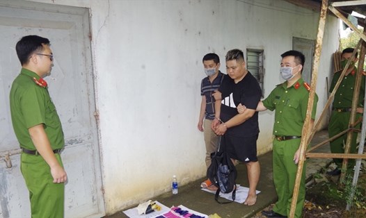 Đối tượng Trần Thanh Duy thời điểm bị bắt giữ về hành vi mua bán trái phép chất ma tuý. Ảnh: BTN