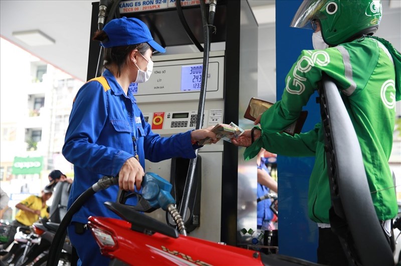 Giá xăng tăng vượt 32.000 đồng/lít, xe ga đổ đầy bình hết bao nhiêu tiền?