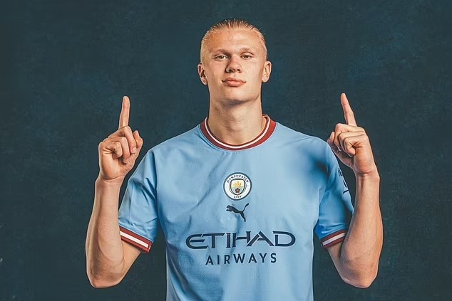 Ngày đầu tiên của Haaland ở Man City: Lời chào từ quá khứ