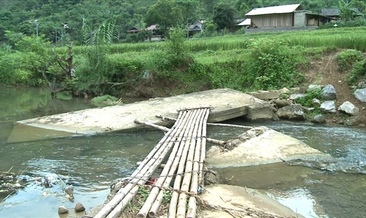 Người dân xã Nánh Nghê, huyện Đà Bắc mong mỏi các cấp, các nghành, các nhà hảo tâm sẽ quan tâm, giúp đỡ xây dựng một chiếc cầu kiên cố bắc qua suối Khảm.