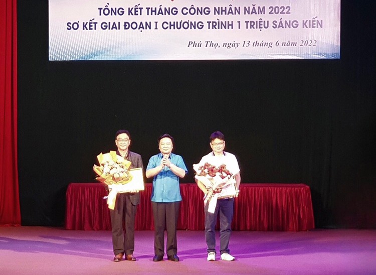Lãnh đạo Liên đoàn Lao động tỉnh khen thưởng cho các doanh nghiệp đạt danh hiệu Doanh nghiệp vì người lao động.